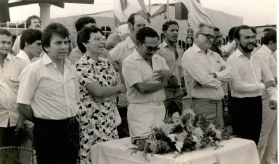 José Consuegra Higgins (tercero de izquierda a derecha).