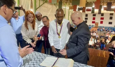 Antonio Cervantes ‘Kid Pambelé’ con su título de Profesor Honorífico Deportivo