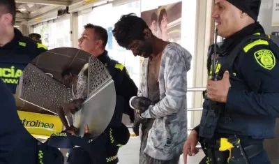 Se quedó dormido en el techo de una estación.