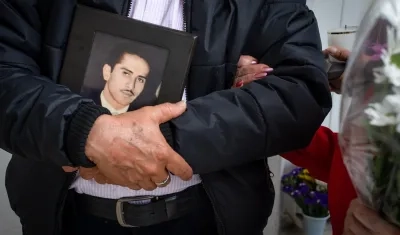 Un familiar de Luis Edilberto Cuervo sostiene una fotografía. Fue una de las víctimas de la toma del Palacio de Justicia en 1985