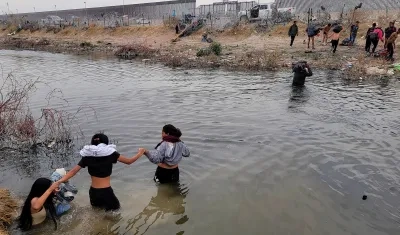 Migrantes se preparan para cruzar el Río Bravo, en la frontera que divide a México de los Estados Unidos, en un punto de Texas.