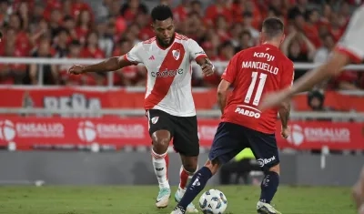 Miguel Borja se apresta a rematar para marcar el gol ante Independiente. 