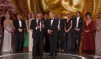 El elenco en pleno de 'Oppenheimer', gran triunfadora de la edición 96 de los Óscar