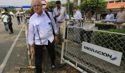 Peter Wagner, jefe del Servicio de Instrumentos de Política Exterior recorre el Puente Simón Bolívar.