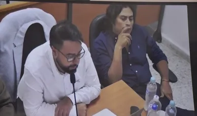 Nicolás Petro (azul) durante su última audiencia.