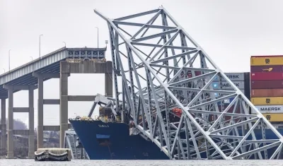 Puente derrumbado tras ser chocado con el barco. 