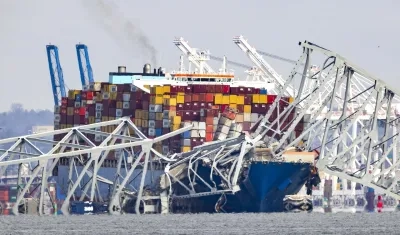 Puente destruido por este barco carguero. 