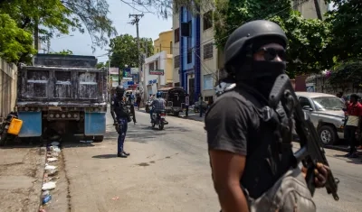 Policías patrullan las calles de Puerto Príncipe.