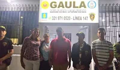 Los mantuvieron retenidos dentro de su vehículo, amenazándolos con violencia. 