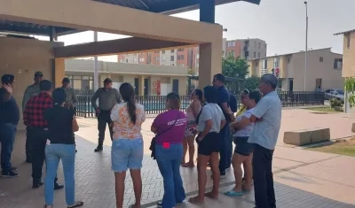 Reunión de la Policía con la comunidad del conjunto Puerto Flauta. 