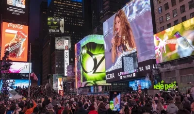 Miles llegaron para escuchar a Shakira en Times Square. 