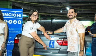 La secretaria de tránsito, Eucaris Navarro, y un beneficiario.