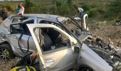 Así quedó el vehículo en el que viajaban las víctimas del accidente vial