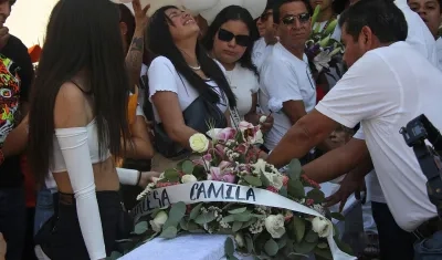 Familiares y amigos lloran sobre el ataúd de la menor de 8 años asesinada en Taxco, México