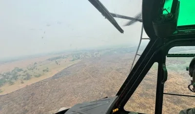 El helicóptero Bell-212 de la FAC en sobrevuelo en el epicentro del incendio que completa tres días en Sucre y Bolívar