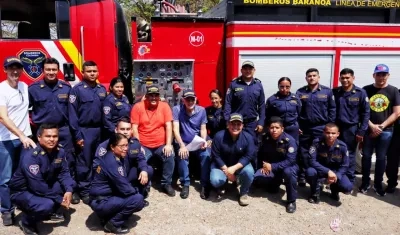 El gobernador Eduardo Verano en la visita a la Estación de Bomberos de Baranoa