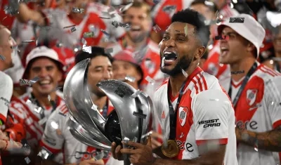 Miguel Ángel Borja celebra con el trofeo que consagró a River campeón de la Supercopa. 