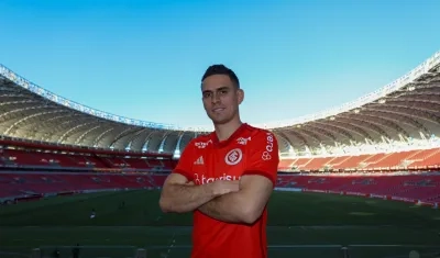 Rafael Santos Borré posando en el estadio Beira-Rio, la casa del Internacional de Porto Alegre. 