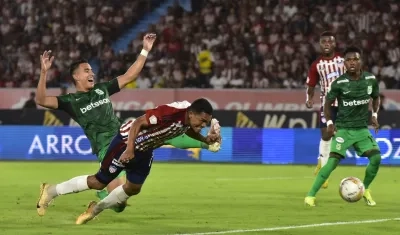 Opción clara de gol que tuvo Carlos Bacca, que manoteó el portero Harlen Castillo y luego pegó en el horizontal.