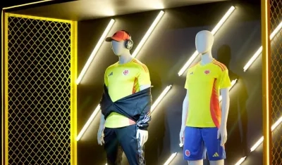 Camiseta oficial de competencia para los partidos en condición de local. 