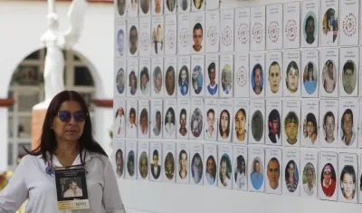 Luz Elena Galeano camina con una fotografía de su esposo, Luis Javier Laverde, víctima de desaparición forzada en el año 2008