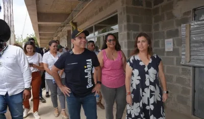 El alcalde Alex Char y la secretaria de Educación Paola Amar, en la inspección de obras a la IED Carrizal