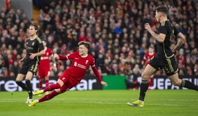 Bobby Clark marca el segundo gol del Liverpool. 