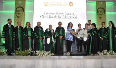El rector José Consuegra Bolívar con los participantes en la cátedra.  