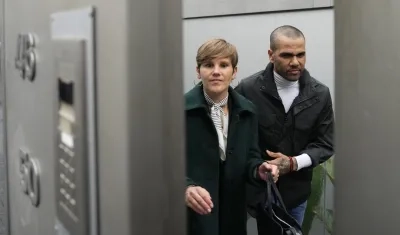 Dani Alves con su abogada Inés Guardiola tras llegar a su casa tras quedar en libertad. 