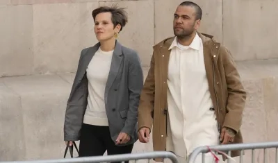 Dani Alves a su llegada a la Audiencia de Barcelona en compañía de su abogada Inés Guardiola. 