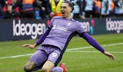 Darwin Núñez celebra tras marcar de cabeza el gol que le dio la victoria al Liverpool. 
