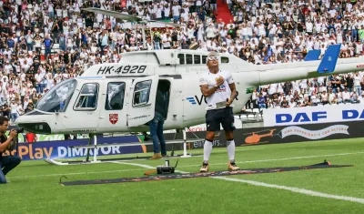 Dayro Moreno tras bajar del helicóptero que aterrizó en el gramado del estadio Palogrande. 