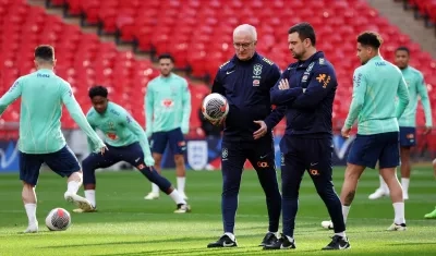 Dorival Junior con su asistente Lucas Silvestre durante un entrenamiento de Brasil en Londres.