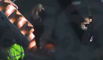 Karol G minutos después de aterrizar en su avión privado