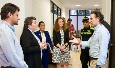 El alcalde de Medellín, Federico Gutiérrez, y vocero de la Embajada de Estados Unidos, James Dewey, entre otros