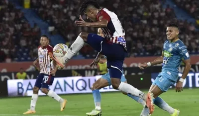 Gabriel Fuentes en el centro que sirvió para el gol de Carlos Bacca, segundo del Junior.
