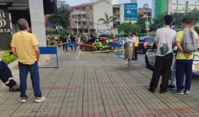 Curiosos en los alrededores de donde cayó el ciudadano norteamericano desde un quinto piso