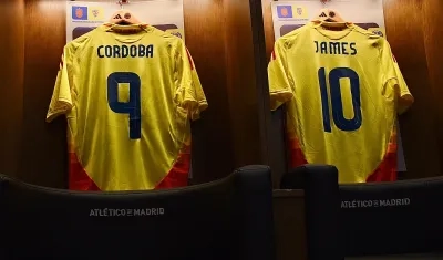 Las camisetas de Jhon Córdoba y James Rodríguez en el vestuario de Colombia.