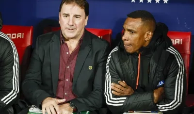 Néstor Lorenzo junto a su asistente técnico Luis Amaranto Perea. 