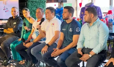 Edgardo Pantoja, Diana Guarín, Eduardo Crissien, Tito Crissien, director de la Maratón de Barranquilla, y Daniel Trujillo, durante la presentación de la carrera. 