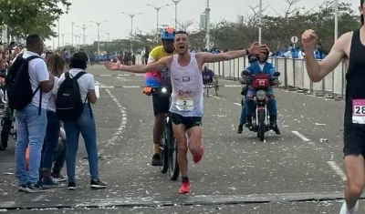El caldense Mario Patiño cruza la meta como ganador de la categoría élite. 