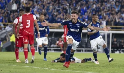 Santiago Giordana celebra tras marcar el segundo gol de Millonarios ante Santa Fe. 