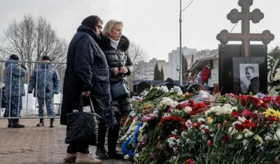 Lyudmila Navalnaya (i), madre de Alexei Navalni, ante la tumba de su hijo.