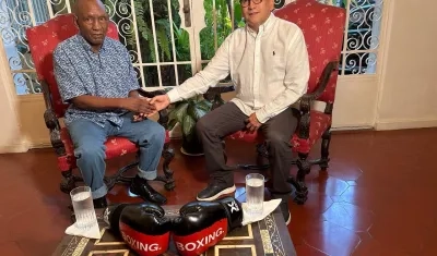 Pambelé acompañado del embajador de Colombia en Venezuela, Milton Rengifo.