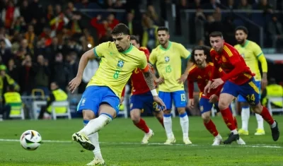 Lucas Paquetá, de penalti en tiempo de reposición, le dio el empate 3-3 a Brasil ante España.