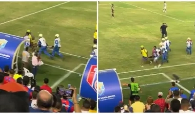 El hincha herido es evacuado de la cancha