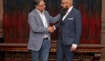 El Presidente Petro saluda al nuevo director de la UNGRD, Carlos Carrillo