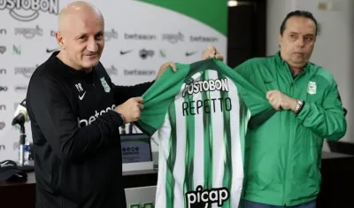 Pablo Repetto en su presentación oficial como nuevo técnico de Nacional. Lo acompaña el presidente Mauricio Navarro.  