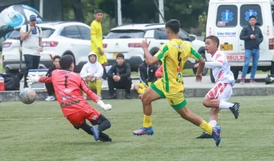 Acción del segundo gol de Atlántico marcado por Yobert Salazar. 