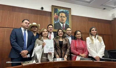 Los ocho miembros de la Comisión VII tras votar negativo la Reforma a la Salud